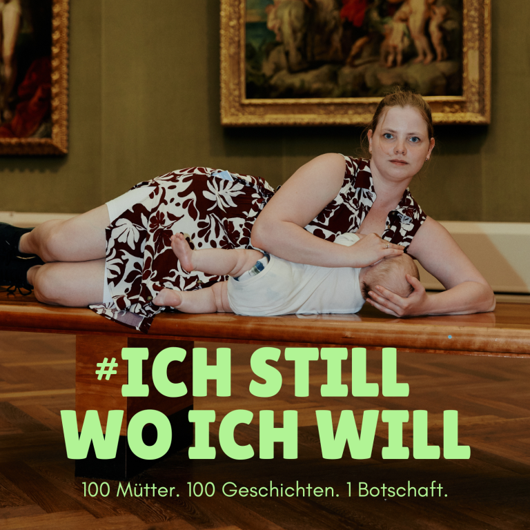 100 Mütter, 100 Geschichten, 1 Botschaft: Ich Still Wo Ich Will Frau stillt ihr Kind auf einer Bank in der Gemäldegalerie, umgeben von Gemälden, mit dem Text "#ICH STILL WO ICH WILL".